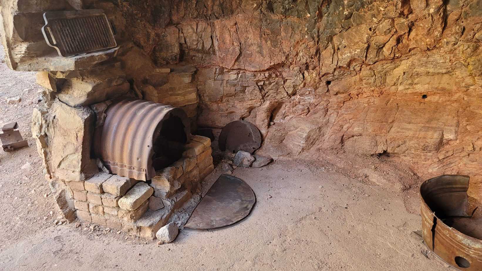 Short hike to Crystal Ball Cave