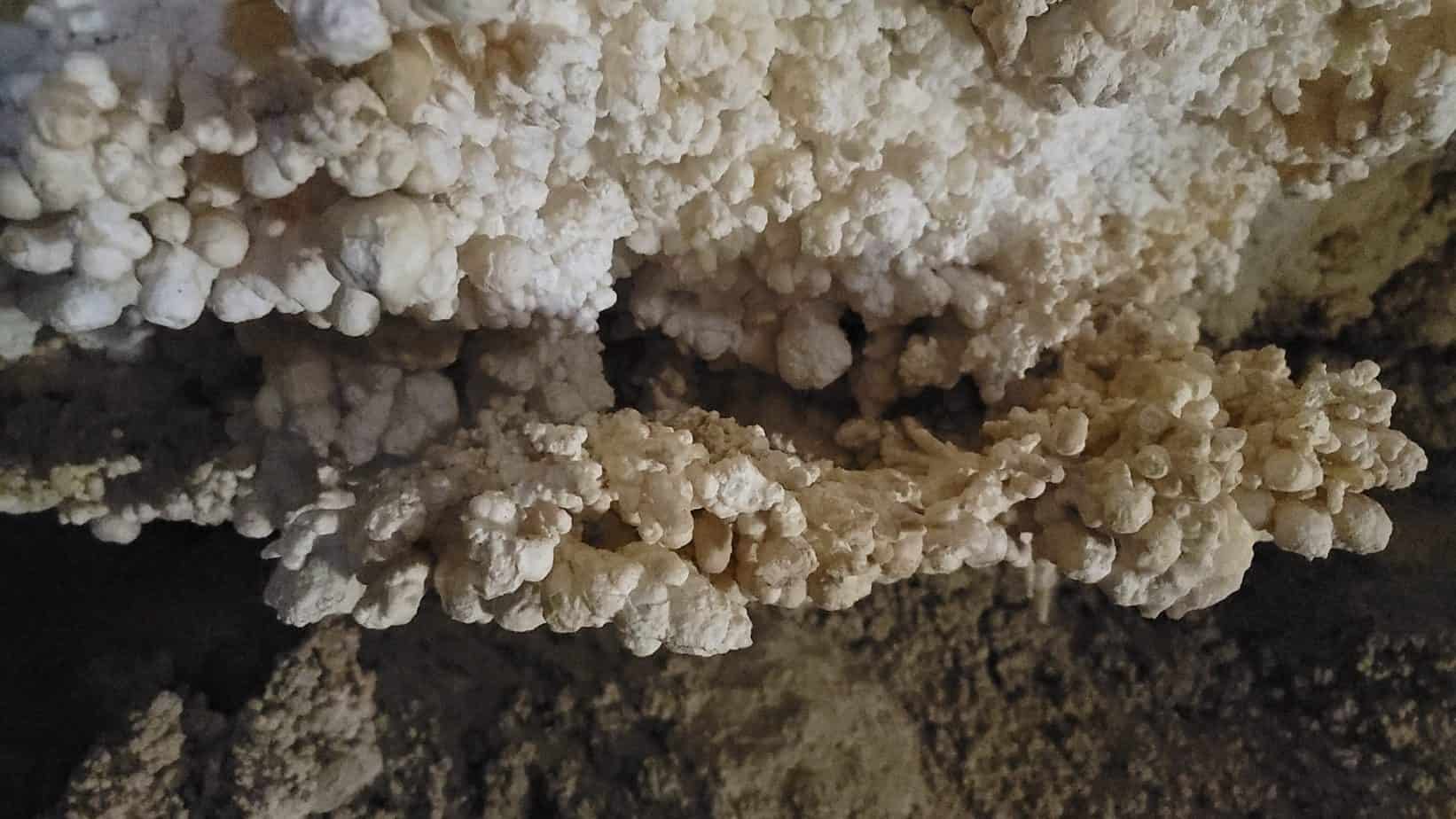 popcorn ceiling at crystal ball cave